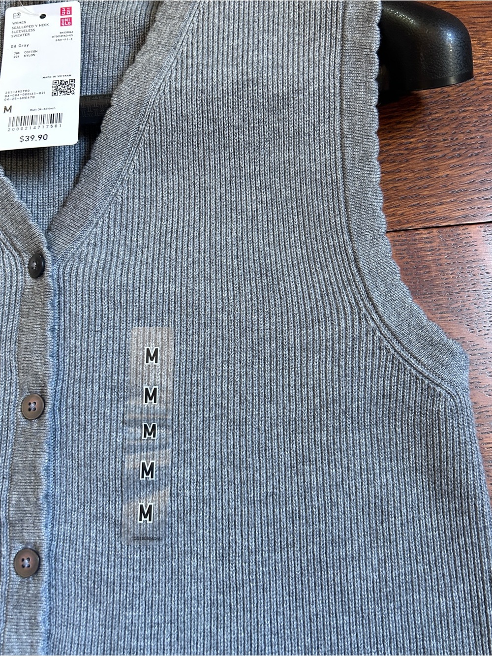 Uniqlo Gray Scalloped V-neck Sweater Vest Small NWT - Picture 4 of 10
